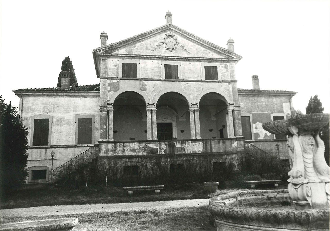 Foto d'epoca della villa con fontana